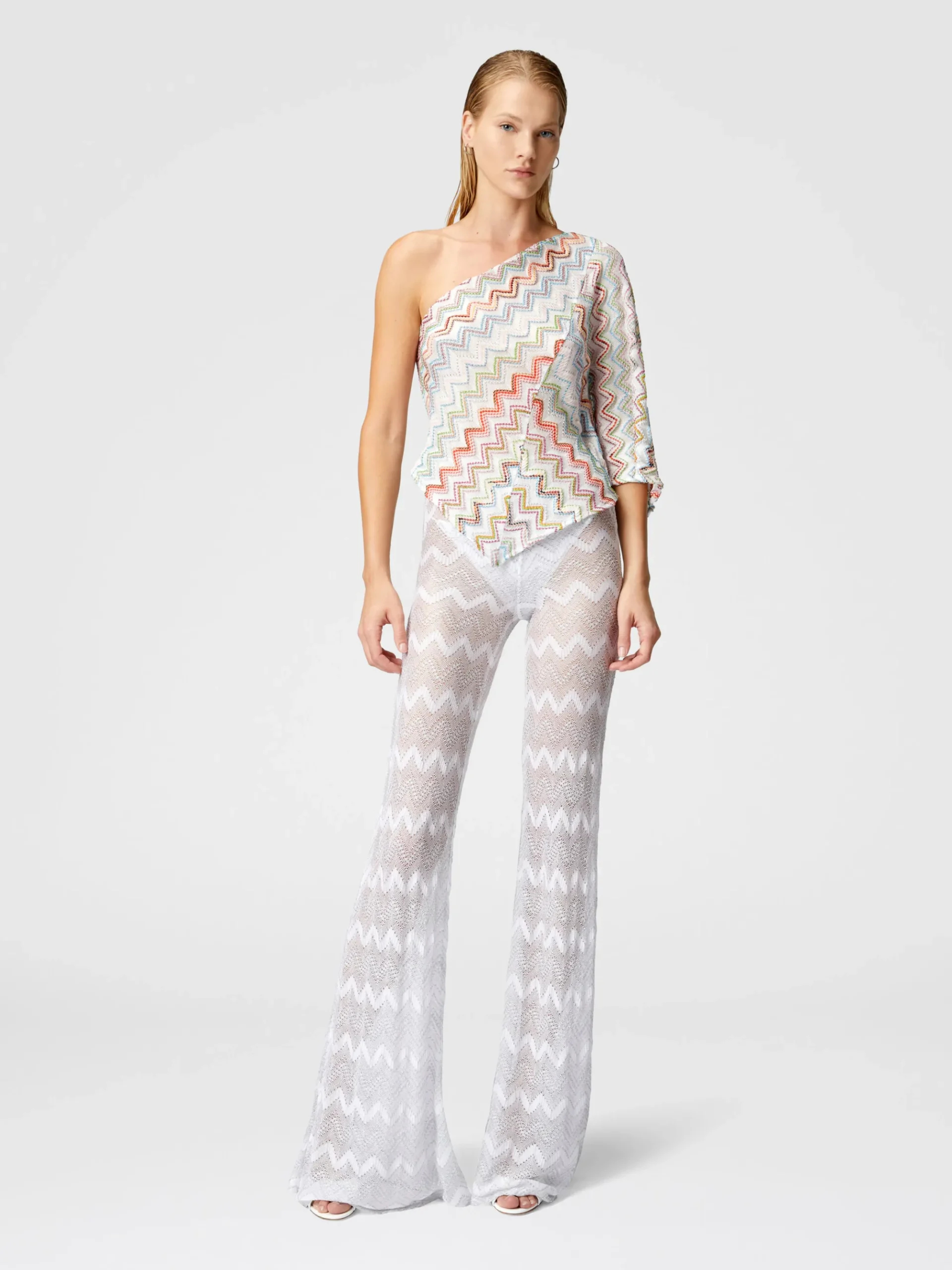 Haut asymétrique avec zigzag lamé 3D et manches larges