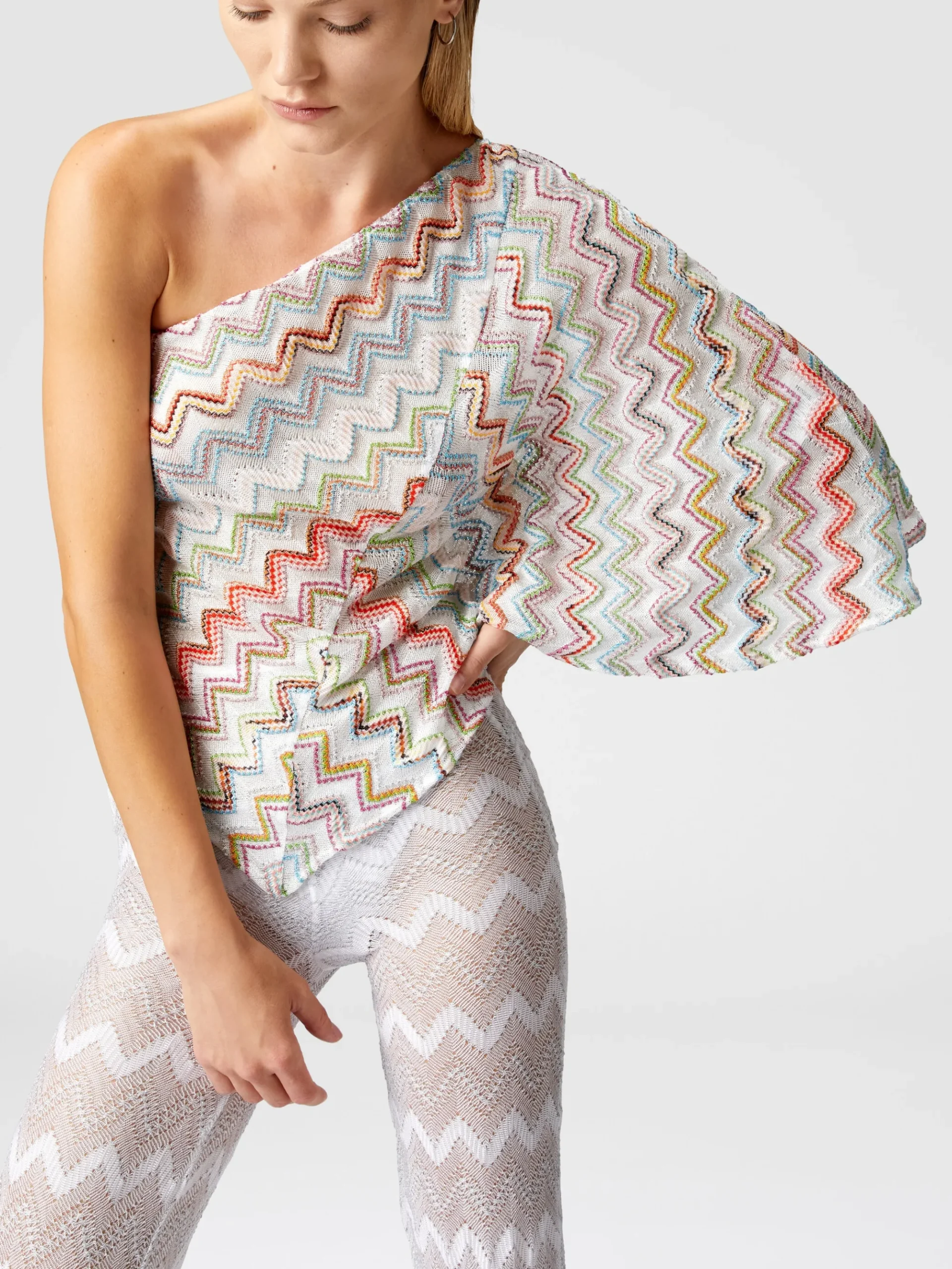 Haut asymétrique avec zigzag lamé 3D et manches larges