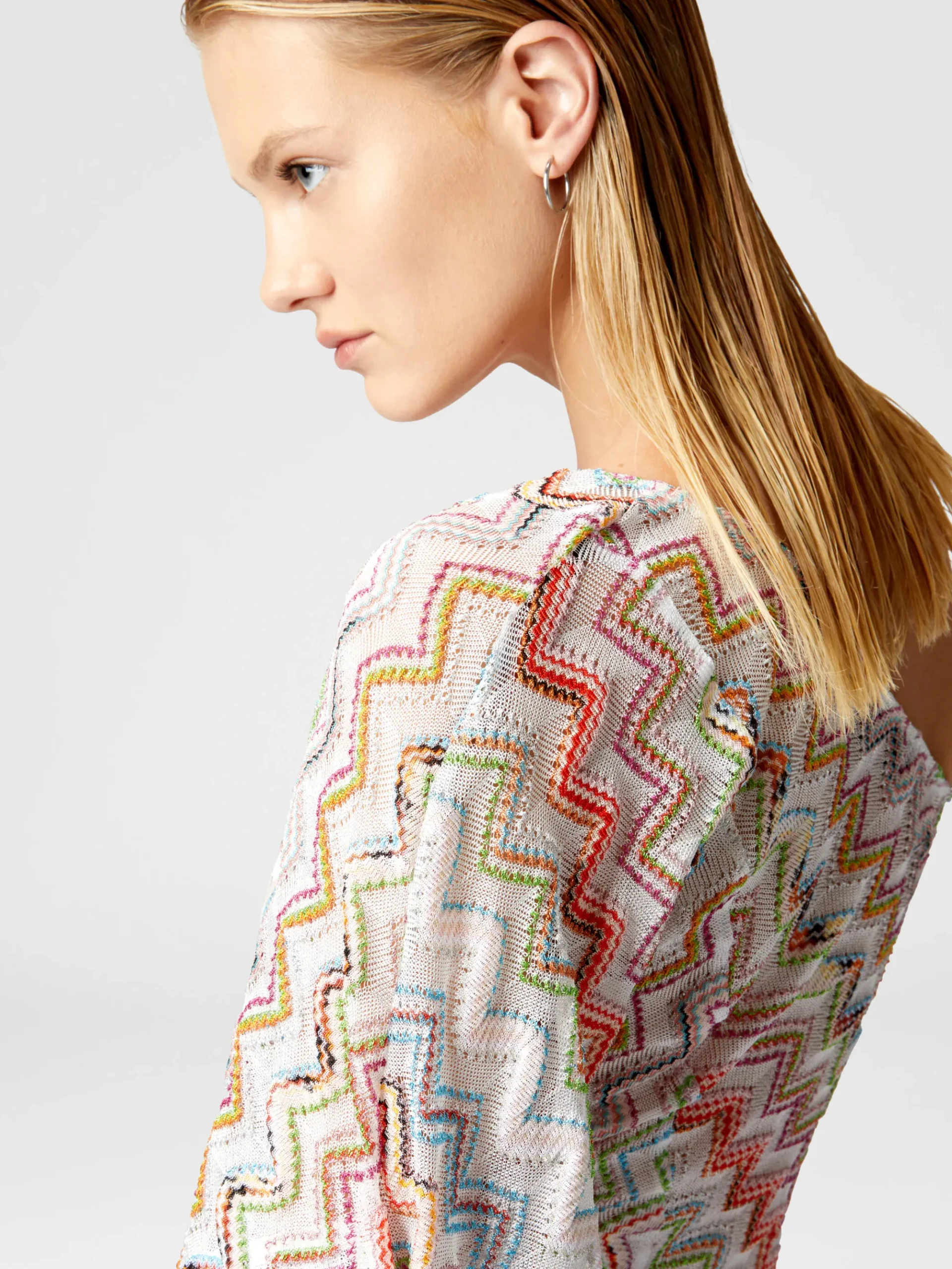 Haut asymétrique avec zigzag lamé 3D et manches larges