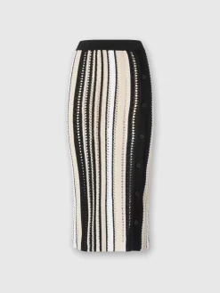 Jupe midi rayée en crochet avec boutonnage sur le côté