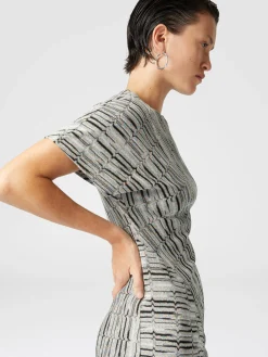 Mini-robe à manches courtes avec motif lamé grec et fente