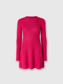 Mini-robe à manches longues à chevrons ton sur ton