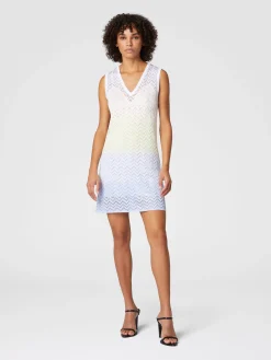 Mini-robe dégradée en viscose à chevrons et col en V