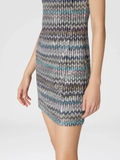 Mini-robe en maille lamée avec décolleté en cœur