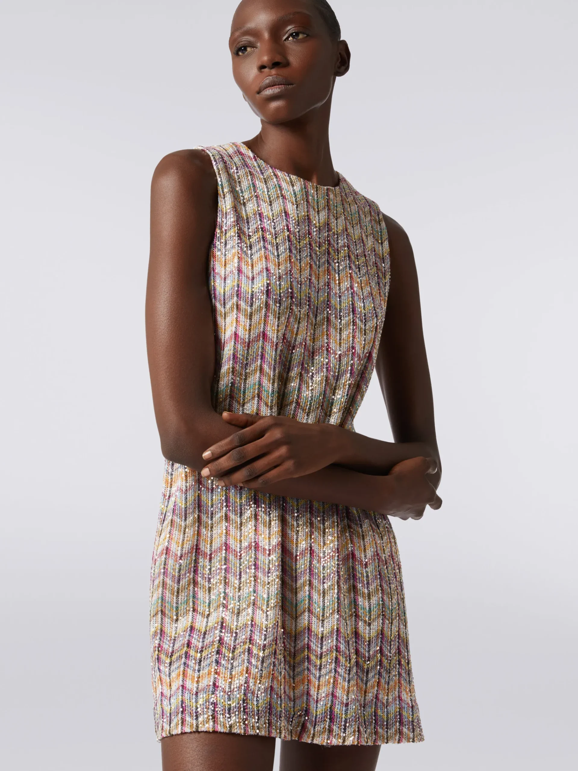 Mini-robe sans manches à zig-zag avec paillettes