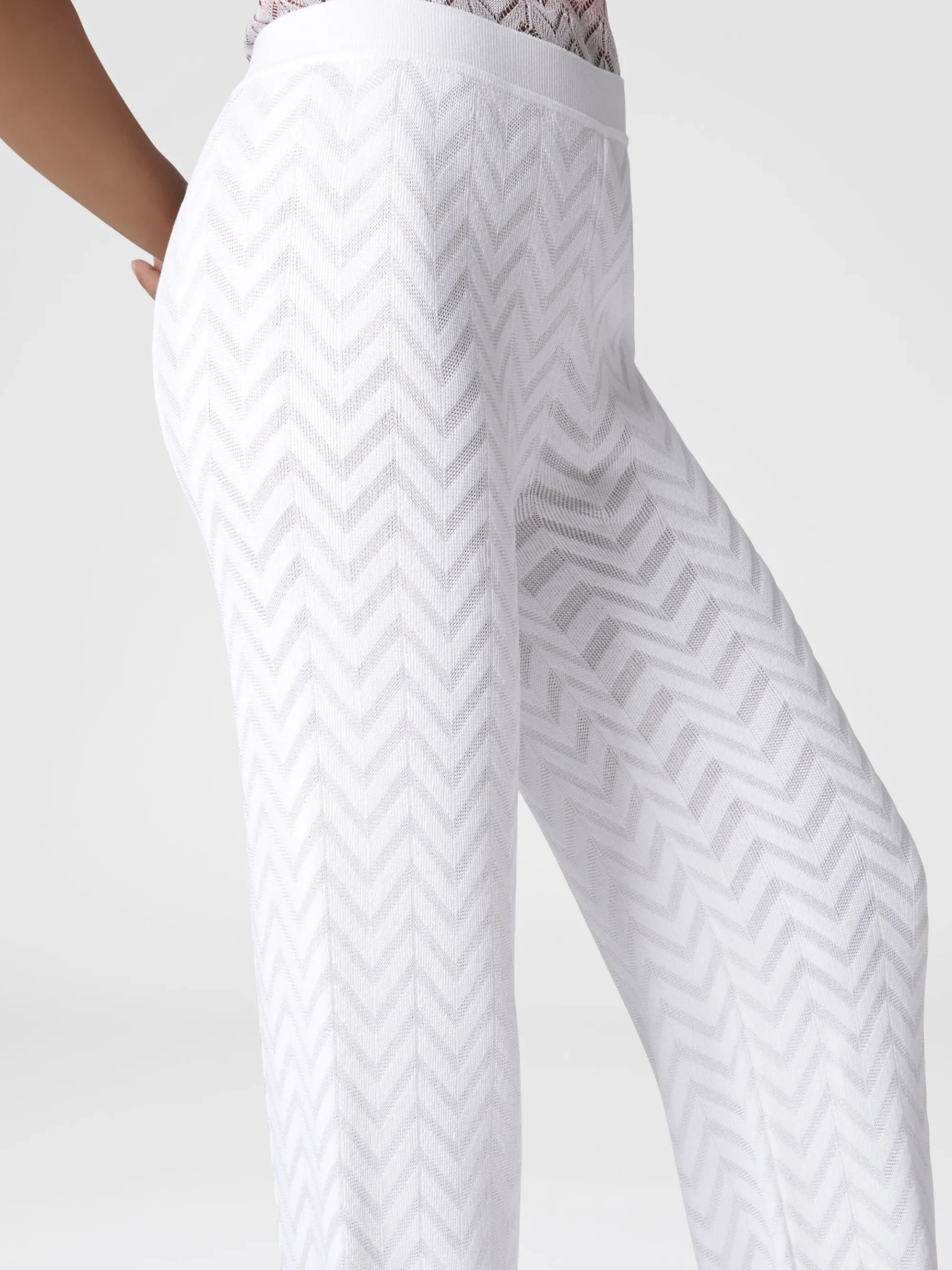 Pantalon droit à motif chevrons ton sur ton
