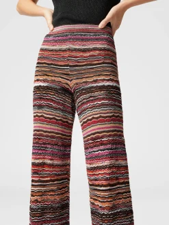 Pantalon droit en viscose lamée embossée motif vagues