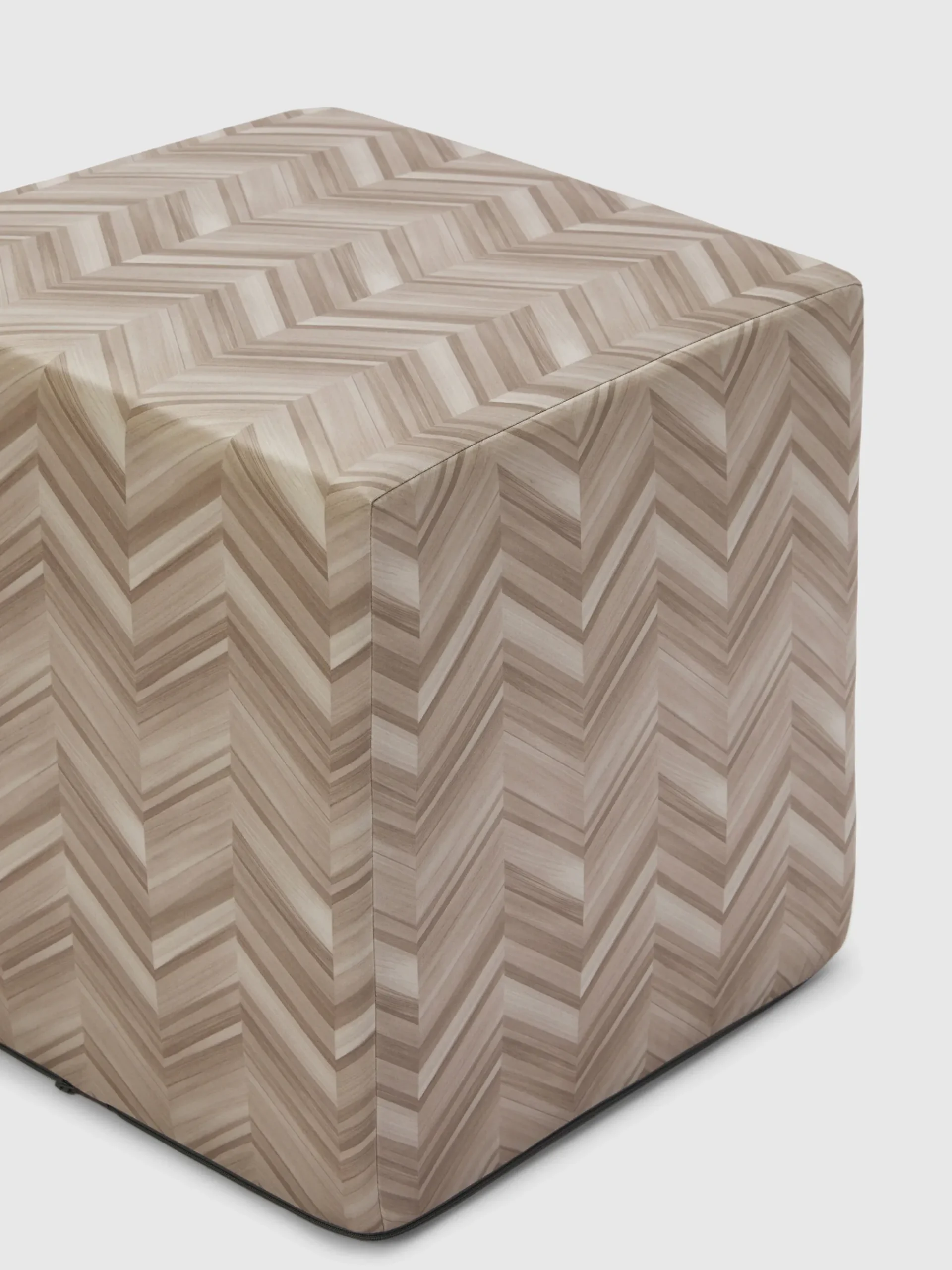 Pouf cubique Layers 40x40x40cm en satin de coton à chevrons