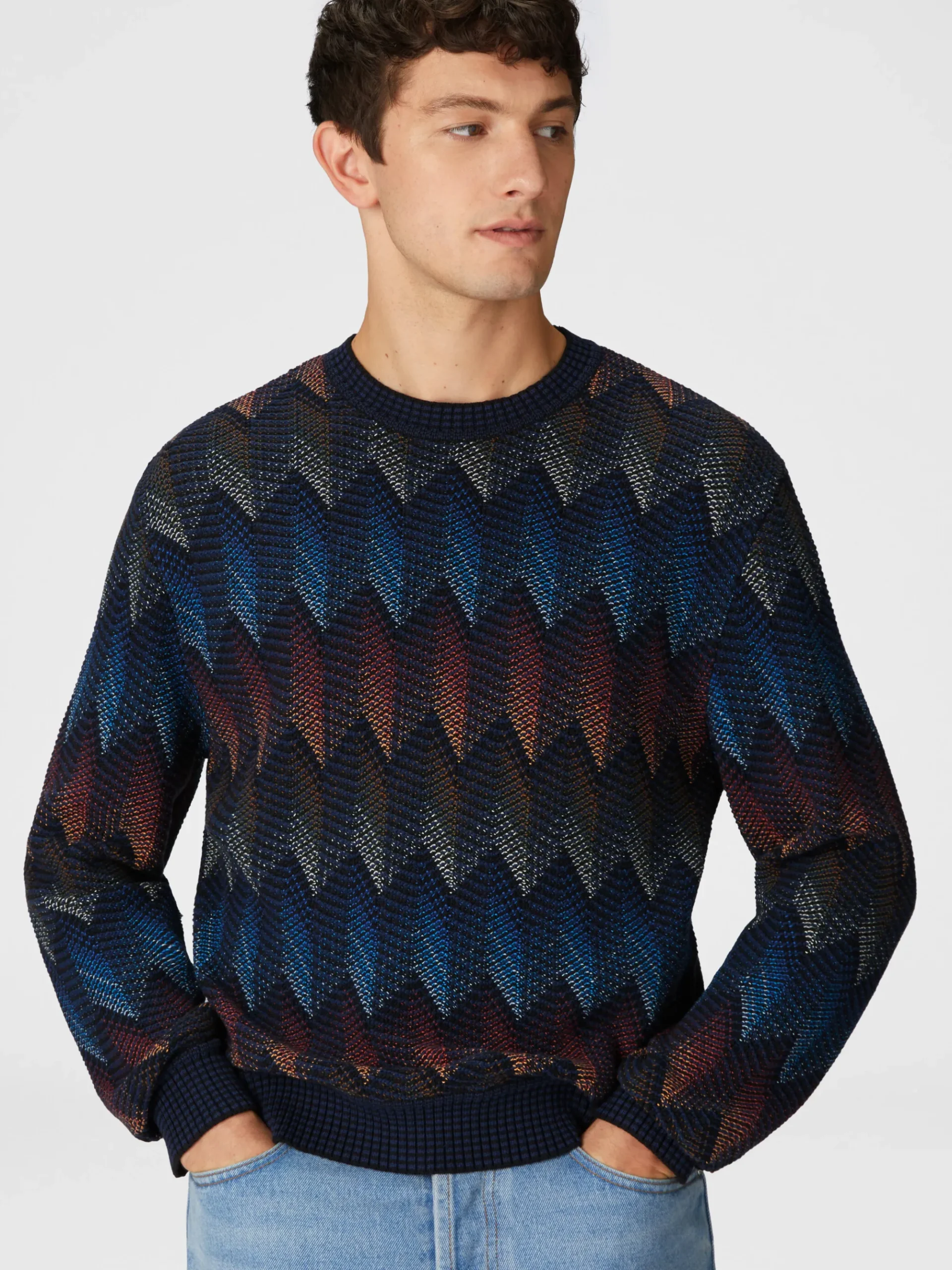 Pull à col rond en coton mélangé dégradé à chevrons avec passepoil contrasté