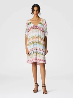 Robe courte avec décolleté en V en dentelle