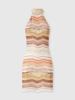 Robe courte sans manches en lamé chevron avec sequins et décolleté dos nu