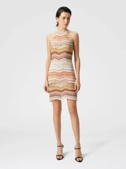 Robe courte sans manches en lamé chevron avec sequins et décolleté dos nu