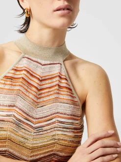 Robe courte sans manches en lamé chevron avec sequins et décolleté dos nu