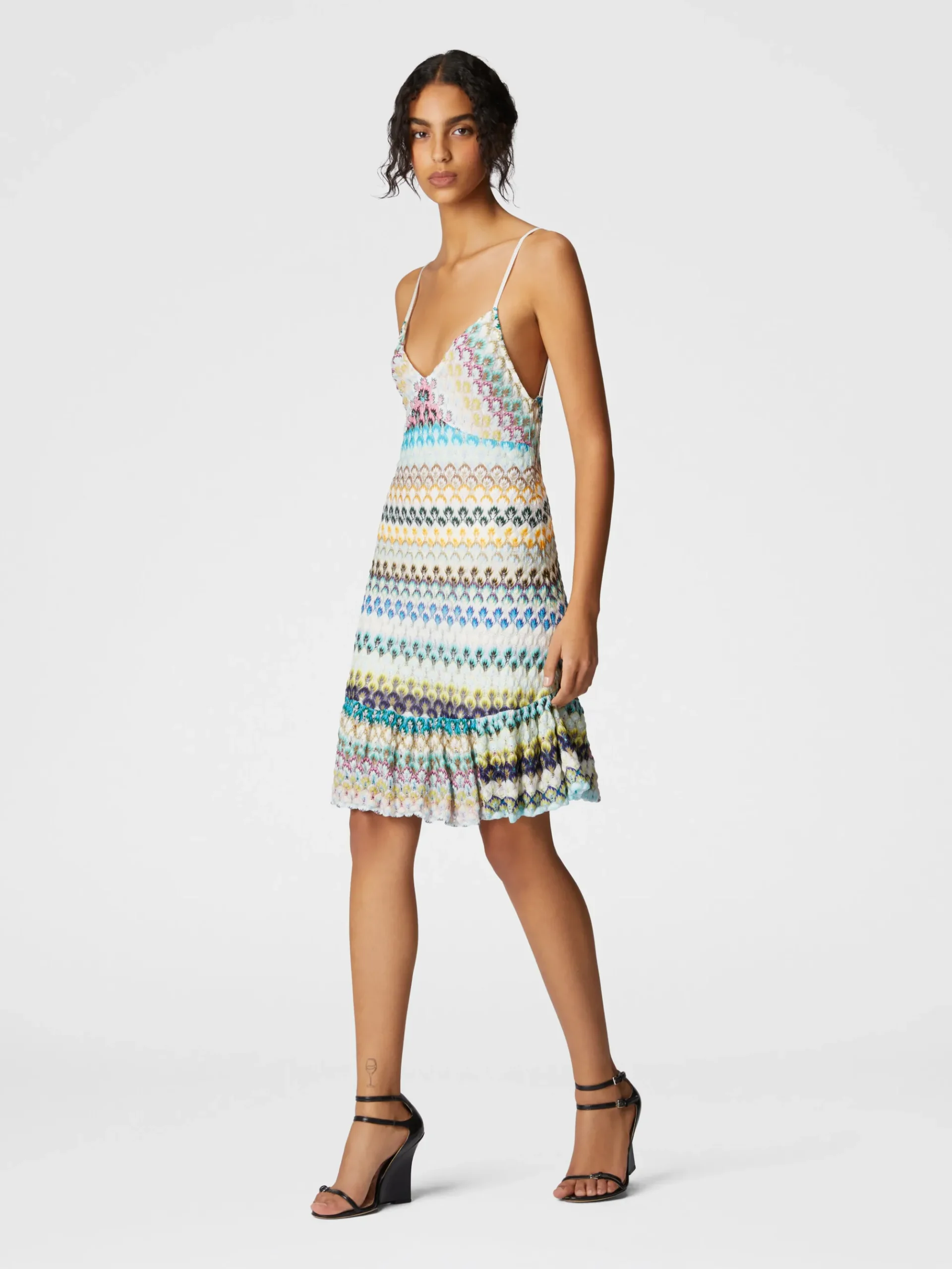 Robe courte sans manches avec jupe à volants en dentelle