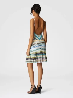 Robe courte sans manches avec jupe à volants en dentelle