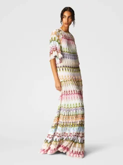 Robe longue à manches courtes avec détails floraux en dentelle