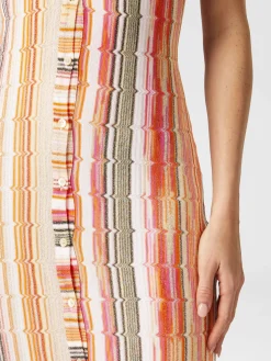 Robe sans manches avec frette en lamé zigzag et patte de boutonnage centrale