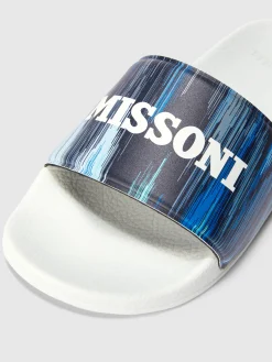 Sandales slip-on avec motif rayé et logo