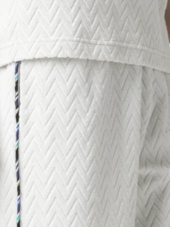 Short en éponge de coton zig zag avec passepoil contrasté