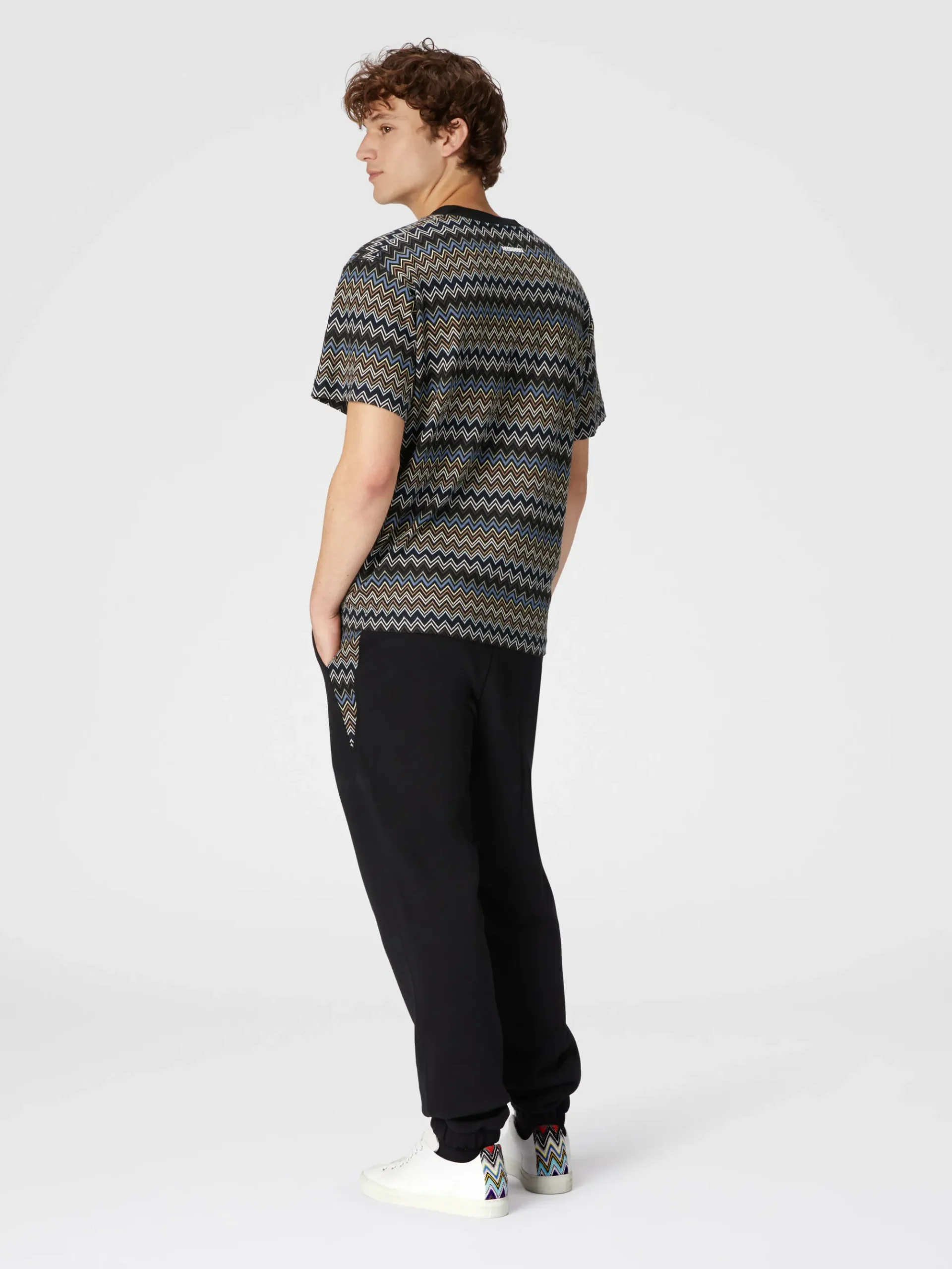 T-shirt avec motif zigzag et logo au dos